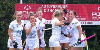 De dames van Breda vieren een doelpunt. Foto: Jacob Gunter