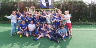 De promotie naar de overgangsklasse werd in 2014 gevierd met gejuich en champagne. Helemaal links coach Van Waveren.