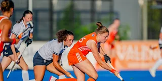 Lotte Ruts aan de bal tegen Schotland. Foto: Worldsportpics/Bart Scheulderman