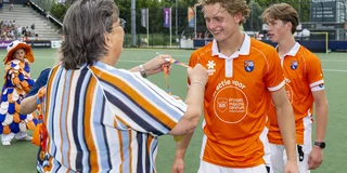 Rijk Tempelman krijgt zijn gouden medaille overhandigd. Foto: Willem Vernes