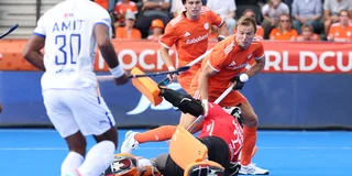Thijs van Dam lift de bal over de Indiase keeper voor de 3-1. Foto: Willem Vernes