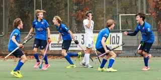 Vreugde bij Breda JO16 na een doelpunt tegen Hurley JO16. Foto: Rene van Loon