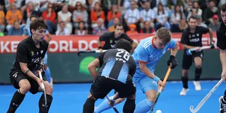 Koen Bijen aan de bal voor Oranje tegen Argentinië. Foto: Willem Vernes