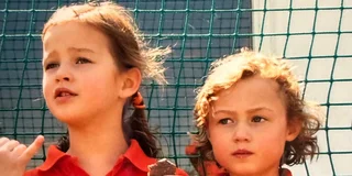 Marijn Veen en een teamgenootje op jonge leeftijd in oranje polo's van de Groningse hockeyclub.
