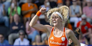 Yibbi Jansen juicht na een doelpunt voor Oranje