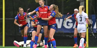 Xan de Waard en Lotte Ruts vieren de 1-0 van SCHC. Foto: Bart Scheulderman