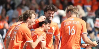 Oranje viert de winst op India.