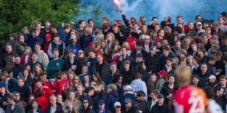 Een sfeervolle Amsterdamse tribune. Foto: Ewout Pahud de Mortanges
