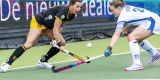 Matla dreigend in de cirkel van Kampong met tegenstander Sofie Stomps.
