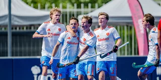 Joppe Wolbert wordt omhelsd door Peppe Veen na de 2-1. Foto: Worldsportpics/Frank Uijlenbroek