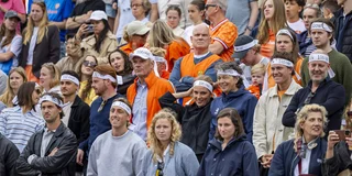 Familie en vrienden van Derck de Vilder met de witte haarband op de tribune. Foto: Willem Vernes