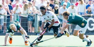 Cassiem in duel met Hoedemakers en Steenhoff tijdens Amsterdam-Rotterdam.