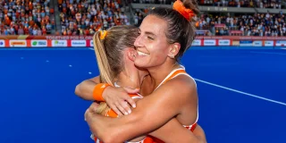 Frédérique Matla krijgt een knuffel van Joosje Burg.