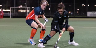 Duel om de bal bij Ommoord-HGC (1-2). Foto: Ewoud Verbakel