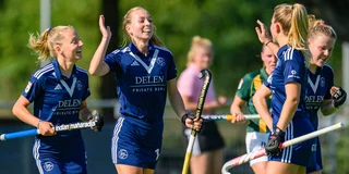 Felicitaties van Lana Kalse na haar doelpunt tegen HDM. Foto: Bart Scheulderman