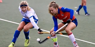 Duel om de bal bij Kampong MO18-SCHC MO18. Foto: Mark Verburg