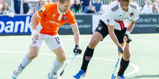 Jasper Brinkman en Floris Middendorp in duel tijdens Amsterdam–Bloemendaal (2-2). Foto: Willem Vernes