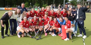 Blijdschap bij de dames van Hurley na handhaving in de Tulp Hoofdklasse. Foto: Willem Vernes