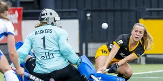 Backers voorkomt een doelpunt van Joosje Burg. 