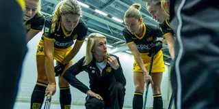Den Bosch-coach Marieke Dijkstra spreekt haar speelsters toe. 