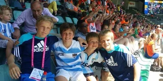 Koen Bijen (rechts) als ballenjongen. Geheel links zijn tweelingbroer Tom 
