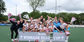 De dames van Nieuwegein met de Silver Cup 2026. Foto: Willem Vernes