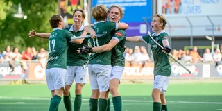Blijdschap bij Rotterdam JO18 na een doelpunt tegen Victoria. Foto: Ruud Stork