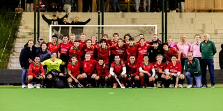 De Marokkaanse hockeyselectie en Concordia Heren 1 samen op de foto na afloop van de wedstrijd. Foto: hockey.nl