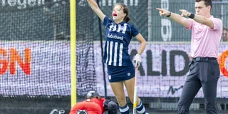 Floortje Lemaire juicht nadat ze haar shoot-out heeft gescoord.