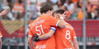 Duco Telgenkamp en Thierry Brinkman vieren een Oranjetreffer. Foto: Willem Vernes