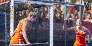 Freeke Moes juicht nadat ze uit een strafcornervariant de 1-0 heeft gemaakt. Foto: Willem Vernes