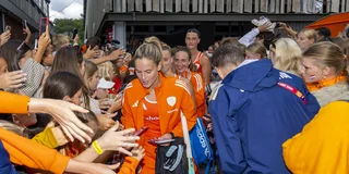 Ook voor Pien Sanders staan de fans na afloop in de rij. Foto: Willem Vernes
