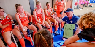 Dymph Luttge (vierde van links) luistert naar de aanwijzingen van bondscoach Kai de Jager. Foto: Worldsportpics/Frank Uijlenbroek