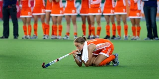 Maartje Paumen en Oranje in spanning tijdens de strafballenserie tegen Engeland. 
