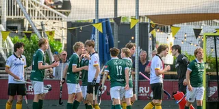 Handenschudden na afloop. Foto: Ruud Stork