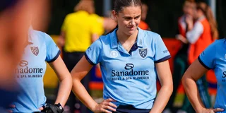 Josephine Bekkers in het lichtblauw van Nijmegen, peinzend tijdens een van de rustmomenten van de wedstrijd tegen Were Di.