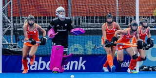 Lisa Post (tweede van rechts) uit de startblokken bij een strafcorner tegen. 