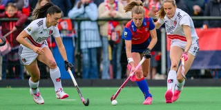 Xan de Waard tussen Amsterdam-speelsters Stella van Gils (links) en Felice Albers