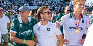 Jeroen Hertzberger viert vorige week de veroverde landstitel met Justen Blok. Foto: Willem Vernes