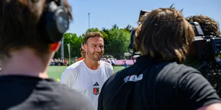 Coach Rick Mathijssen van Amsterdam staat de pers te woord. Foto: Bart Scheulderman