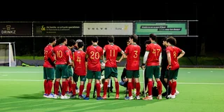 De Marokkaanse hockeyselectie tijdens de bespreking na het eerste kwart, bij een stand van 0-0. Foto: hockey.nl