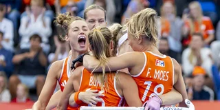 Juichen om een doelpunt bij de Oranjevrouwen.