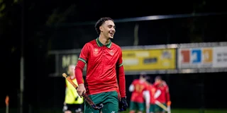 Een lachende Safwan tijdens de wedstrijd. Foto: hockey.nl
