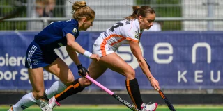 Margje van der Loo aan de bal voor Oranje-Rood. Foto: Bart Scheulderman
