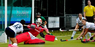 Push-keeper Lucie Ehrmann keert een Tilburgse inzet. 