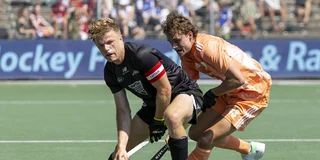 Sam Lane aan de bal tijdens het Pro League-duel tegen Nederland in 2023. Foto: Willem Vernes