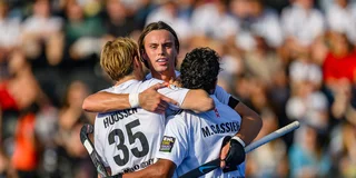 Duco Telgenkamp wordt gefeliciteerd na zijn doelpunt tegen Tilburg. Foto: Bart Scheulderman