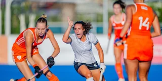 Brechtje van Santbrink gaat er met de bal vandoor. Worldsportpics/Bart Scheulderman