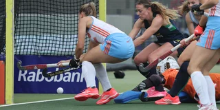 Joosje Burg frommelt de 3-0 binnen, vlak voor rust.