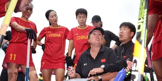 Bondscoach Alyson Annan tussen haar speelsters tijdens China-Australië (1-1). Foto: Willem Vernes